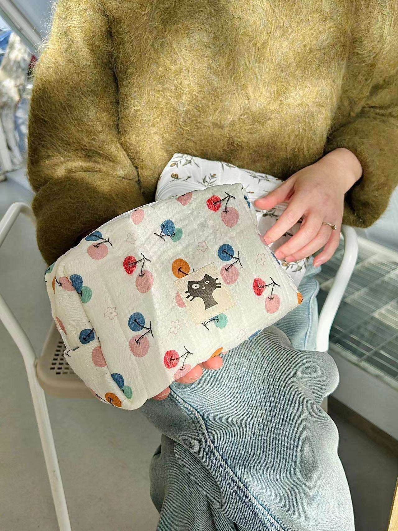 Custom Logo Portable Cosmetic Bag Cute Quilted Zipper Makeup Pouch with Floral Embroidery Toiletries Storage with Cartoon Design